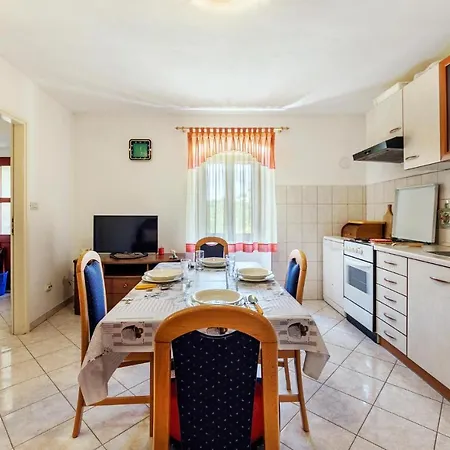 Nice In W/ 2 Bedrooms